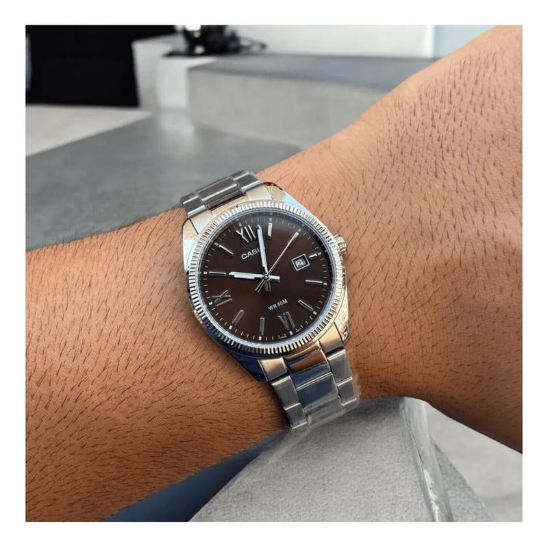 Reloj Casio Para Hombre Con Fondo Marrón Y Correa Plateada Plateado