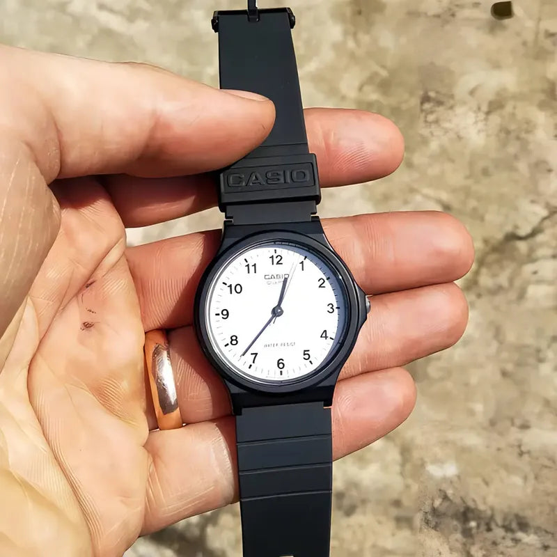 Reloj Casio Mq-24-7b Analógico Unisex De Resina Con Fondo Blanco