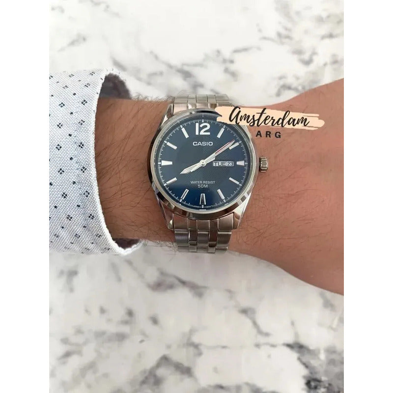 Reloj Casio Mtp-1335d Para Hombre Con Correa De Acero Plateado Y Fondo Azul