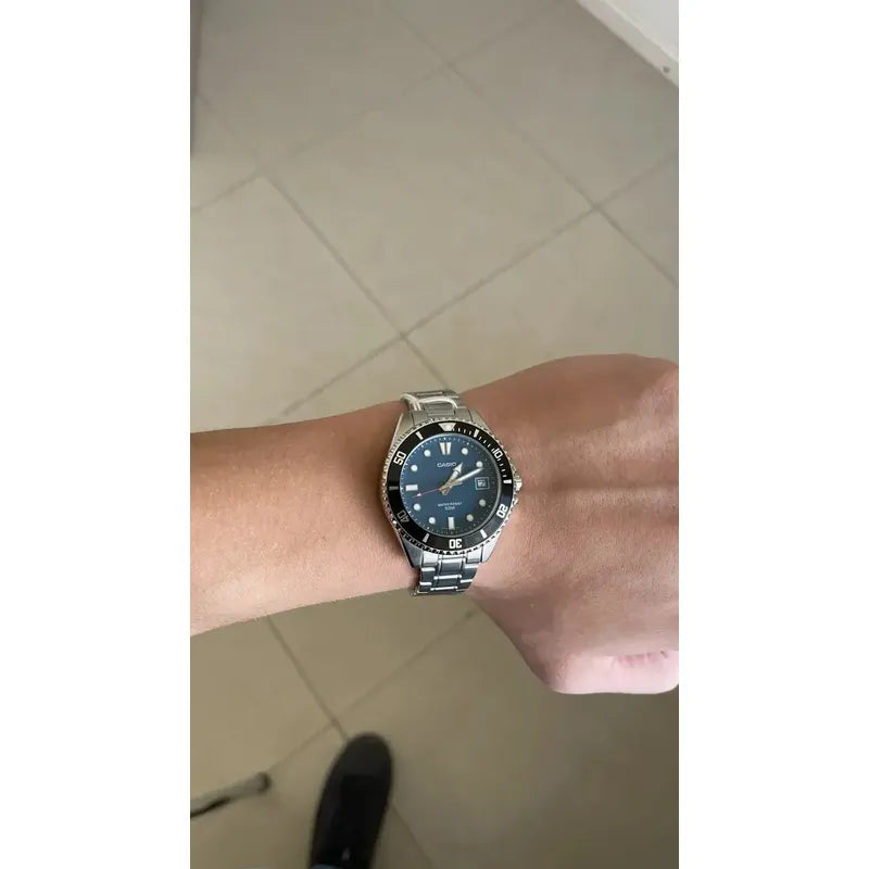 Reloj Casio Para Hombre Con Correa Plateada Y Fondo Azul Plateado