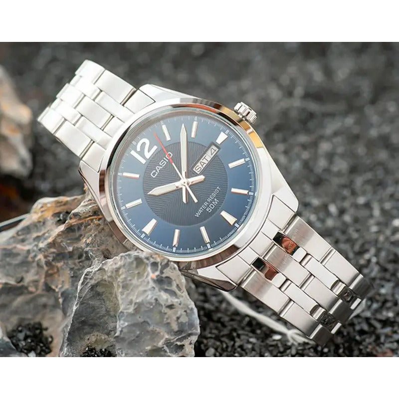Reloj Casio Mtp-1335d Para Hombre Con Correa De Acero Plateado Y Fondo Azul