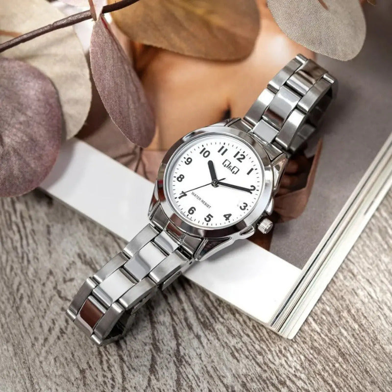 Reloj Analógico Q&q Dama Plateado Resistente Al Agua Acero Inoxidable