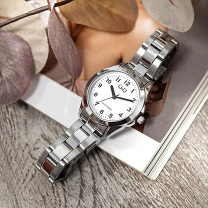 Reloj Analógico Q&q Dama Plateado Resistente Al Agua Acero Inoxidable