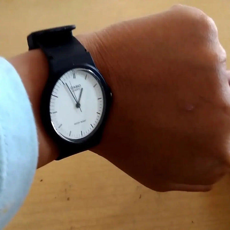 Reloj Casio Mq-24-7e Analógico De Resina Con Malla Negra Negro Blanco