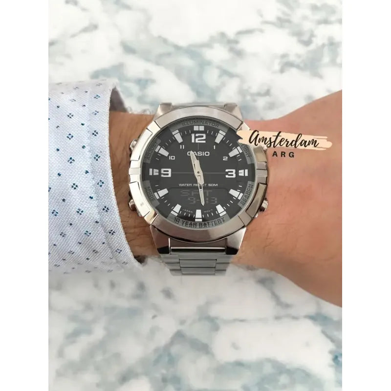 Reloj Casio Hombre Modelo Amw-870da Sumergible Malla Plateado Bisel Plateado Fondo Negro