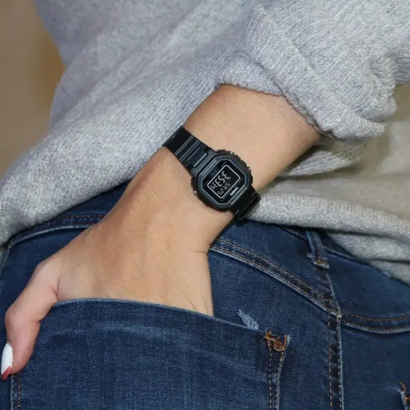 Reloj De Pulsera Casio Standard La-20wh-1bdf Con Cuerpo Negro, Digital, Para Mujer, Con Correa De Resina Negra, Bisel Negro Y Hebilla Simple