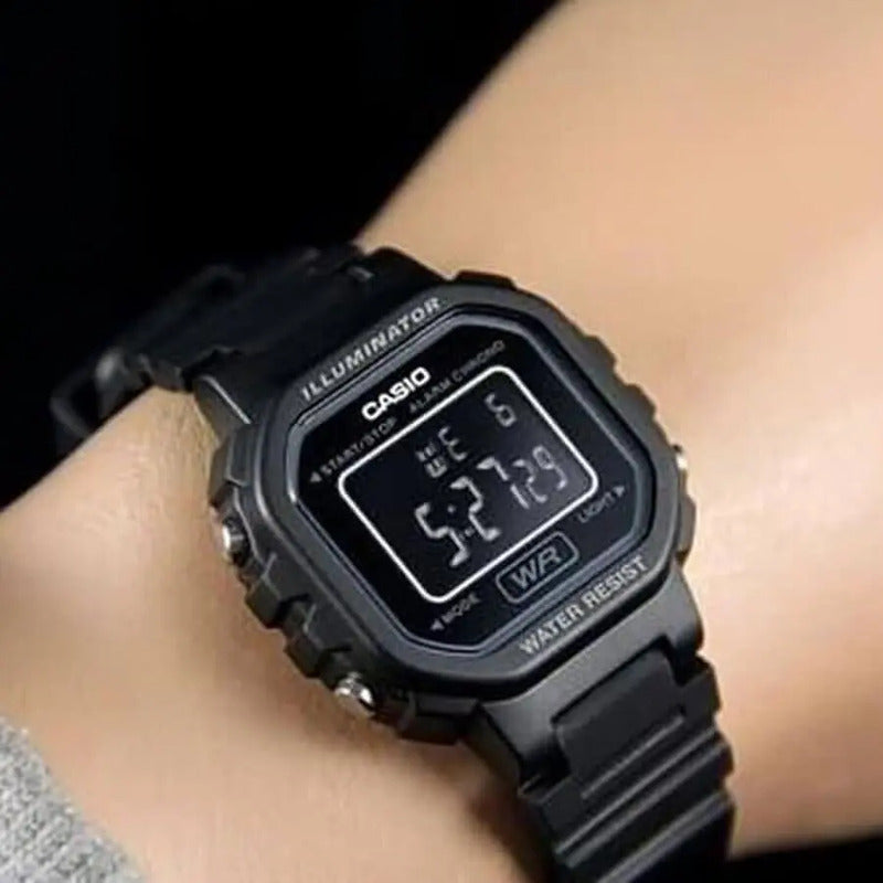Reloj De Pulsera Casio Standard La-20wh-1bdf Con Cuerpo Negro, Digital, Para Mujer, Con Correa De Resina Negra, Bisel Negro Y Hebilla Simple