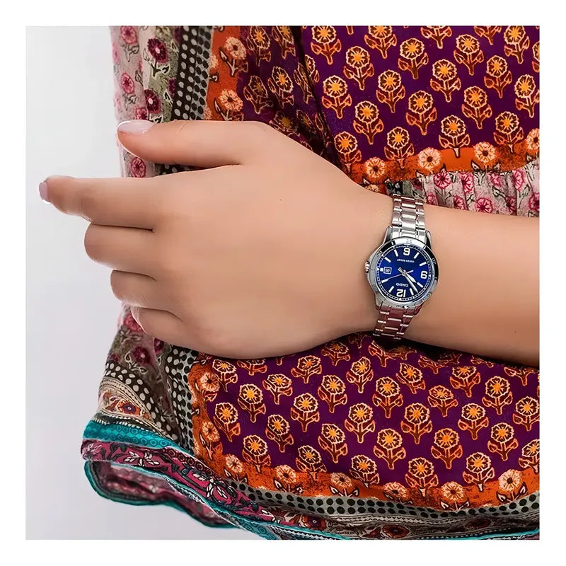 Reloj Pulsera Casio Mtp-v004d-2b Con Correa De Acero Inoxidable Color Plateado Fondo Azul