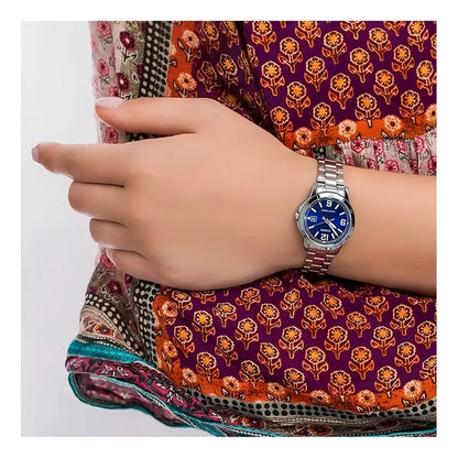 Reloj Pulsera Casio Mtp-v004d-2b Con Correa De Acero Inoxidable Color Plateado Fondo Azul