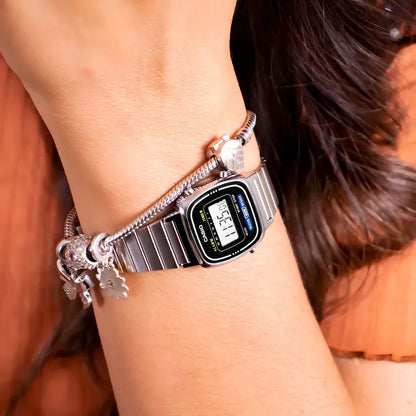 Reloj Casio La670wa-1df Vintage Mini Plateado Fondo Negro Plata Negro Plateado