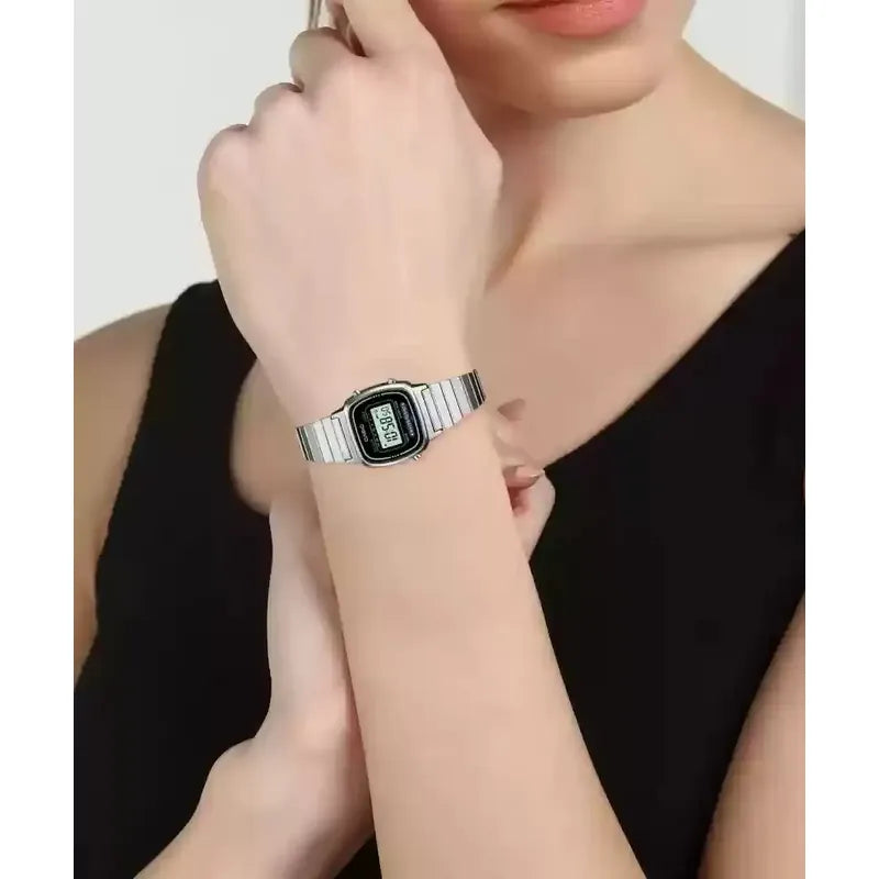 Reloj Casio La-670wd-1d Digital Para Mujer, Con Correa De Acero Inoxidable Plateado Negro