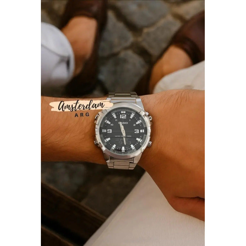 Reloj Casio Hombre Modelo Amw-870da Sumergible Malla Plateado Bisel Plateado Fondo Negro