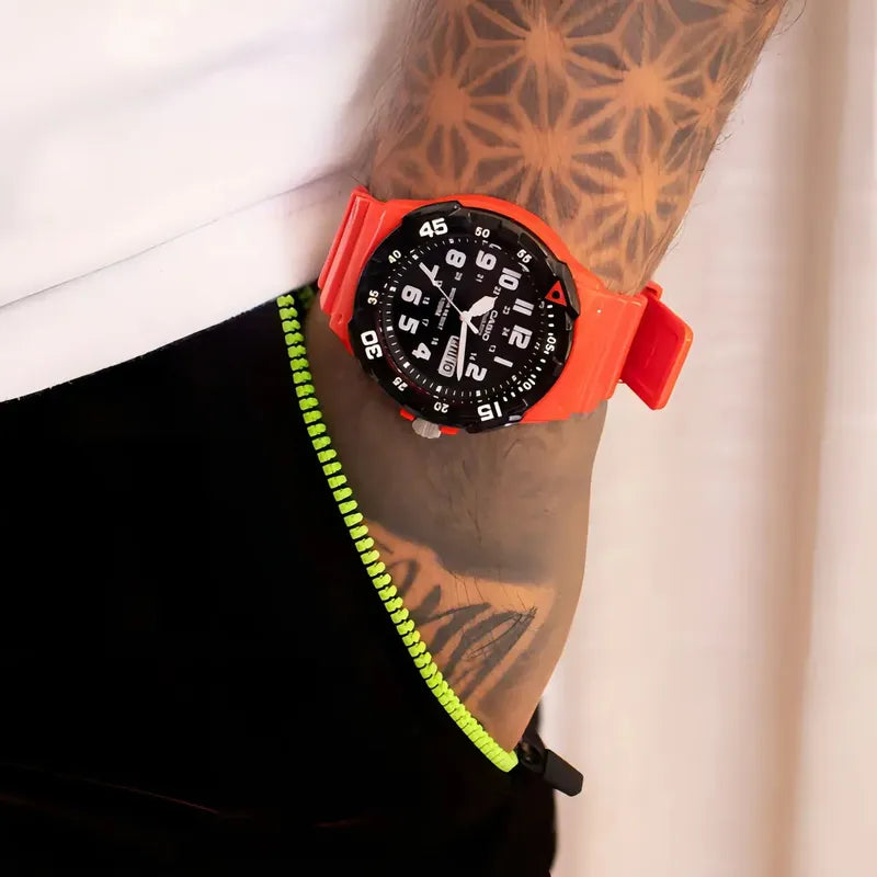 Reloj Hombre Casio Mrw-200hc-4b Análogo Retro / Correa Rojo Bisel Negro Fondo Negro