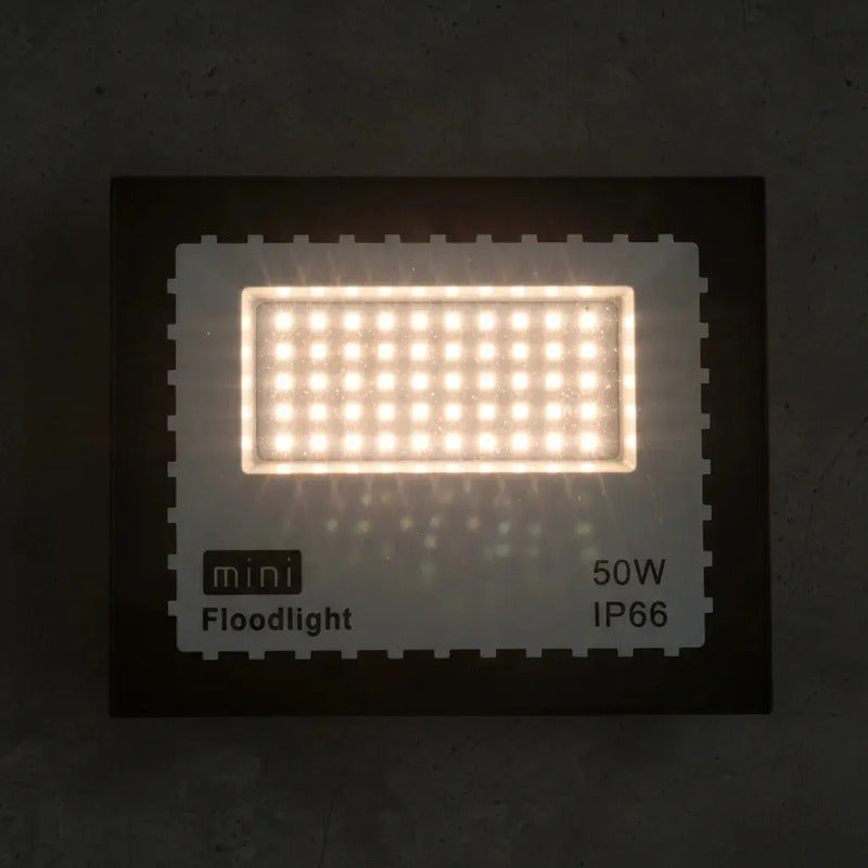 Foco Reflector Led Floodlight 50w Luz Fría Negro Blanco Frío