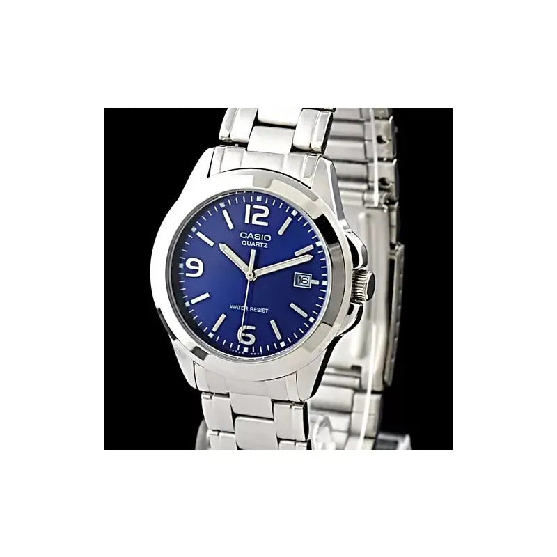Reloj Pulsera Casio Mtp-1215 Con Correa De Acero Inoxidable Color Plateado - Fondo Azul