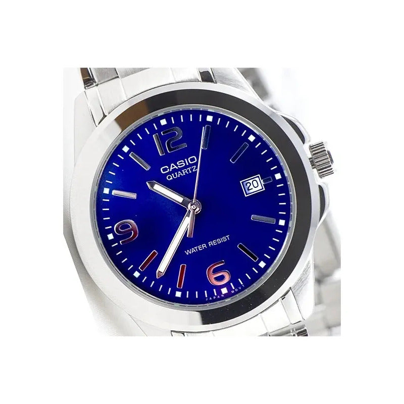 Reloj Pulsera Casio Mtp-1215 Con Correa De Acero Inoxidable Color Plateado - Fondo Azul