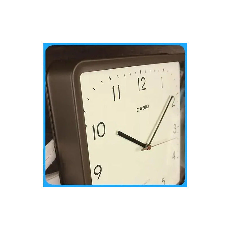 Reloj Mural Casio Iq-152-5df Cuadrado Café Fondo Beige Estructura Marrón