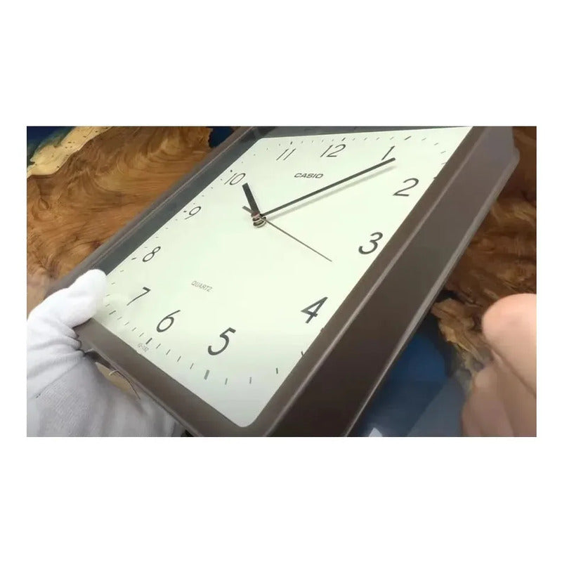 Reloj Mural Casio Iq-152-5df Cuadrado Café Fondo Beige Estructura Marrón