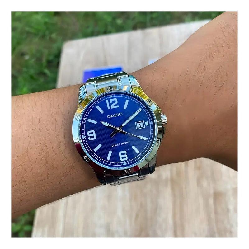 Reloj Pulsera Casio Mtp-v004d-2b Con Correa De Acero Inoxidable Color Plateado Fondo Azul