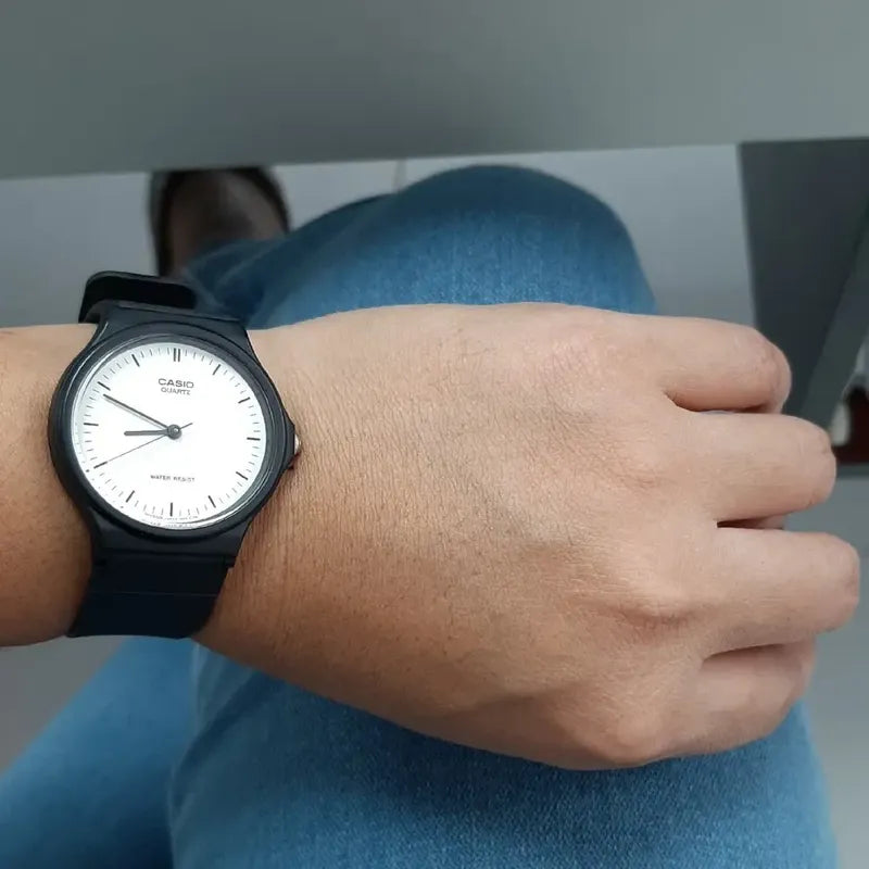 Reloj Casio Mq-24-7e Analógico De Resina Con Malla Negra Negro Blanco