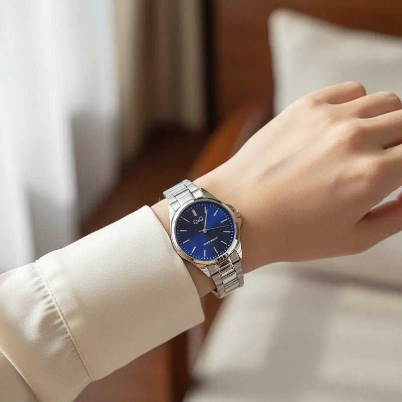 Reloj Qyq Metalico Mujer Fondo Azul C37a-004py Plateado Azul