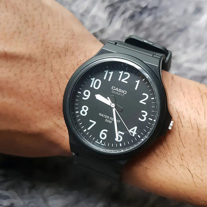 Reloj Casio Analógico Para Hombre Mw-240-1b Con Correa Negra Negro