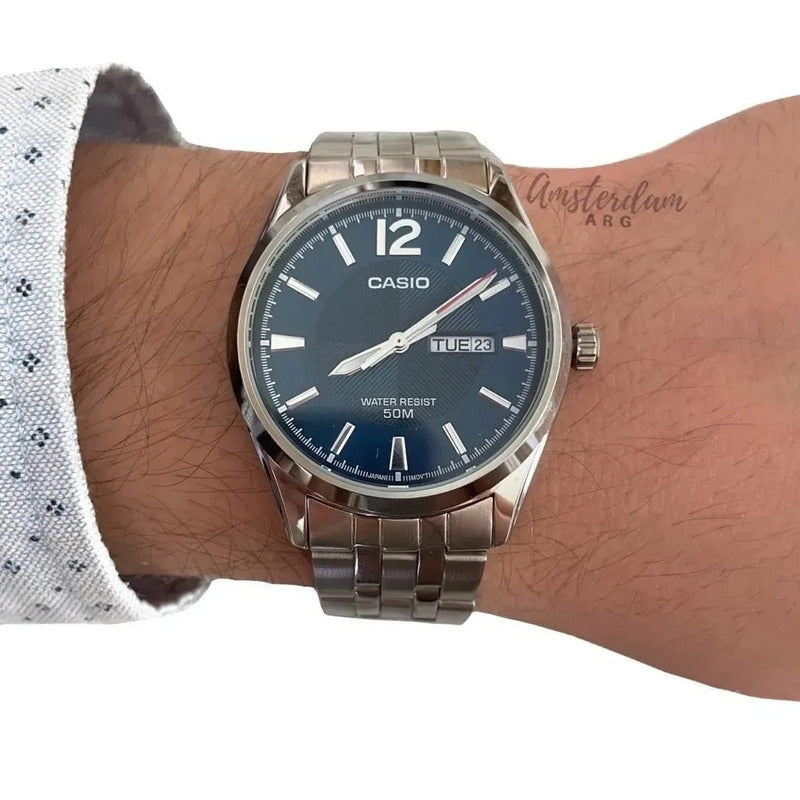 Reloj Casio Mtp-1335d Para Hombre Con Correa De Acero Plateado Y Fondo Azul